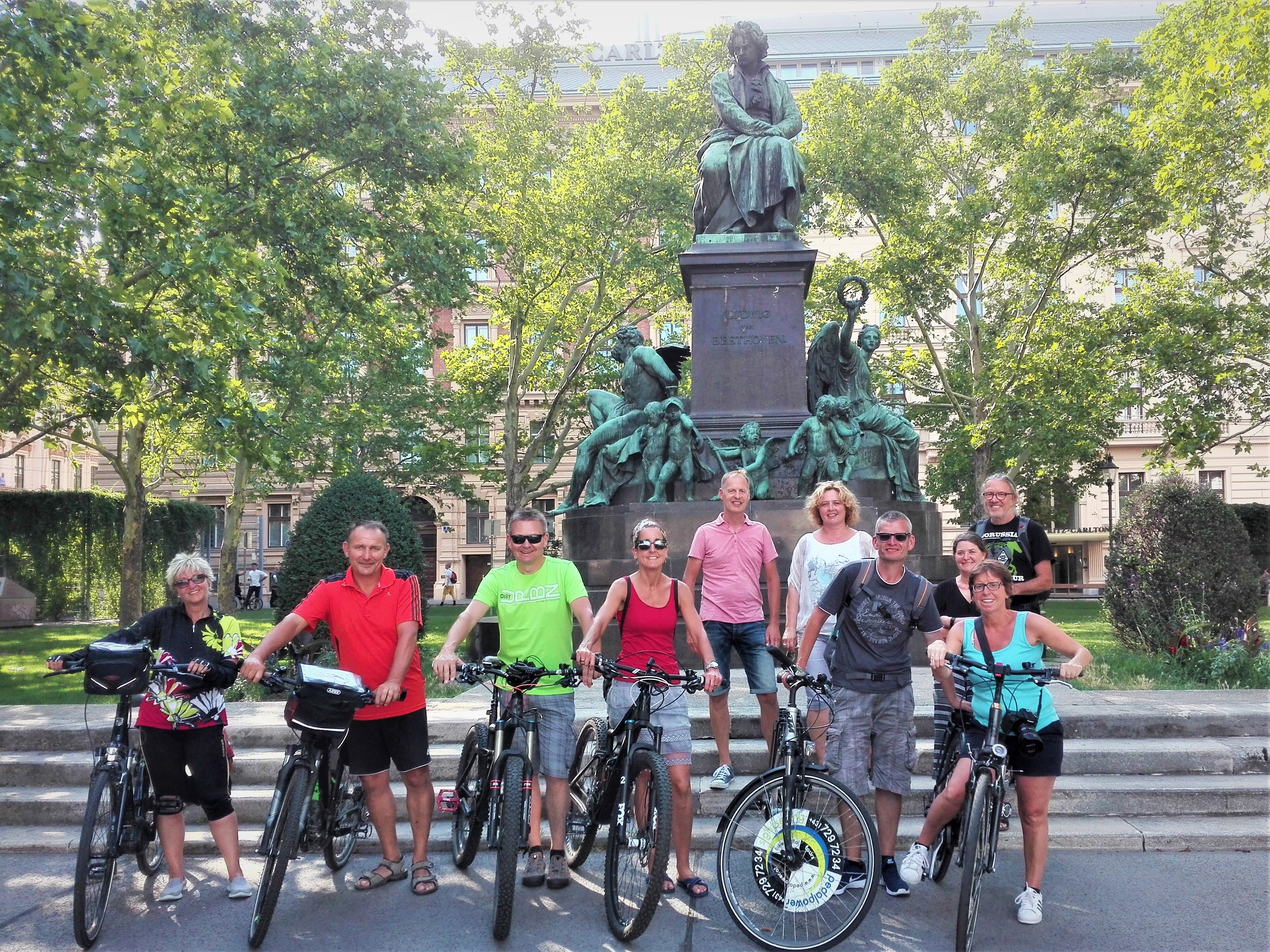 Grupo en bicicleta delante de la estatua de Beethoven