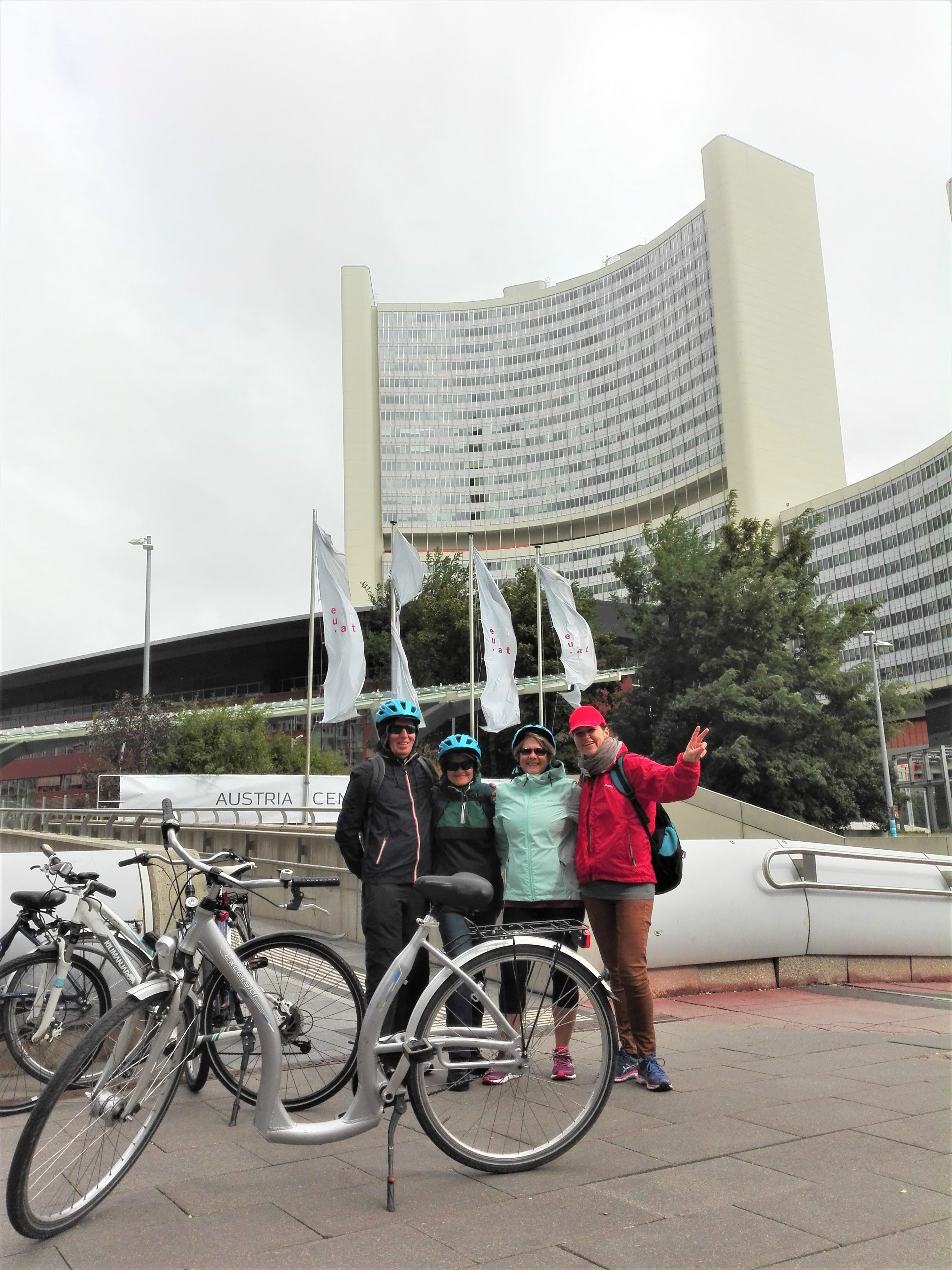 Grupo en bicicleta delante de las Naciones Unidas en Viena