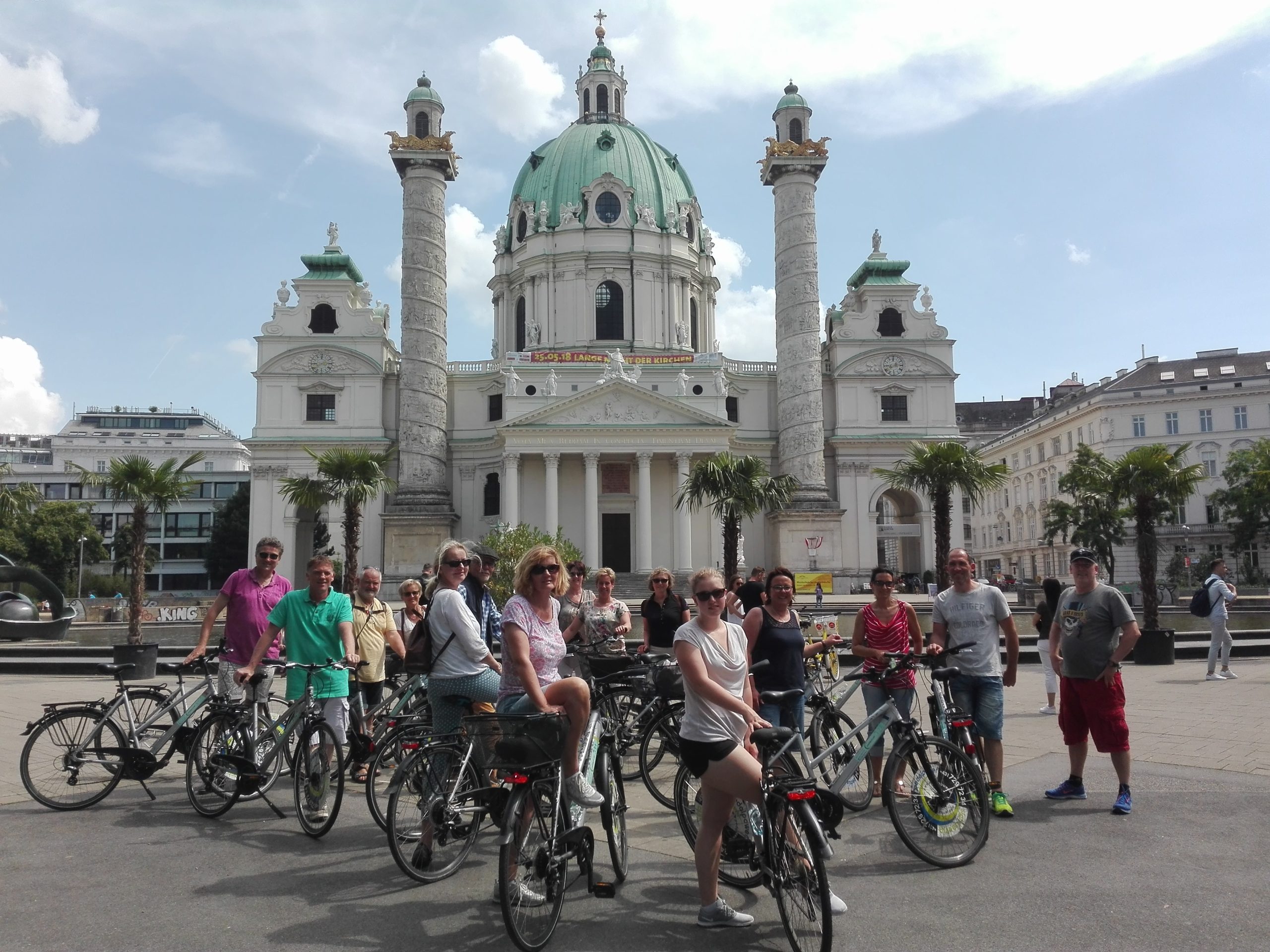 Radgruppe vor der Karlskirche