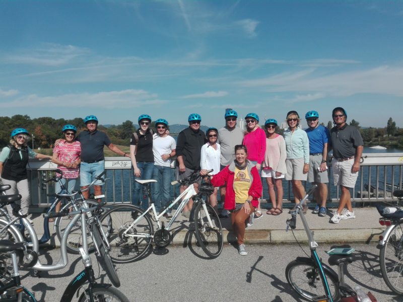 Grupo en bicicleta en la isla del Danubio en Viena